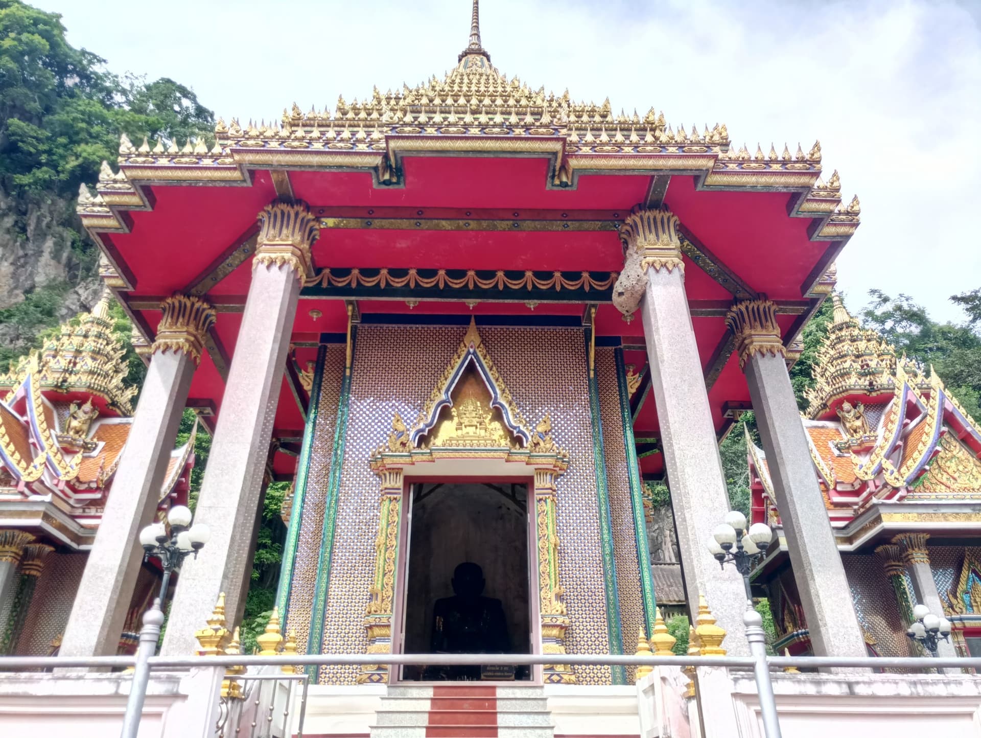 wat tham khuha sawan thai temple